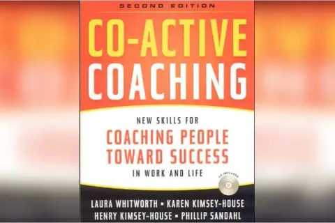 Streszczenie książki Co-Active Coaching: Kluczowe zasady i zastosowania