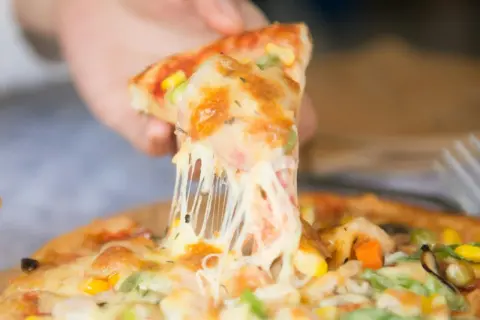 Jak odgrzać pizzę w mikrofali bez gumowatego ciasta i smaku