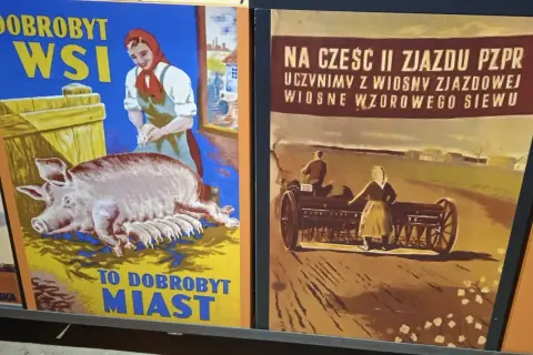 Dwa polskie plakaty propagandowe: jeden z prosiakami i kobietą, drugi z rolnikami przy siewie.