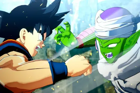 Goku i Piccolo w ferworze walki w grze Dragon Ball. Ich pięści i dłonie są blisko siebie, gotowe do zadania ciosu.