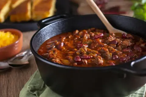 Gulasz wieprzowy w garnku, z fasolą i mięsem. Idealne jakie przyprawy do gulaszu wieprzowego? Papryka, kminek, czosnek.
