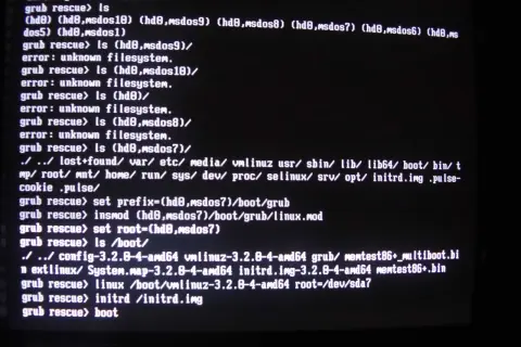 Pantalla de texto con comandos de GRUB en modo de rescate, intentando solucionar un problema de arranque.