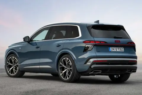 Niebieski Audi Q7 2026 z eleganckimi światłami LED i chromowanymi detalami, gotowy na nowe przygody.