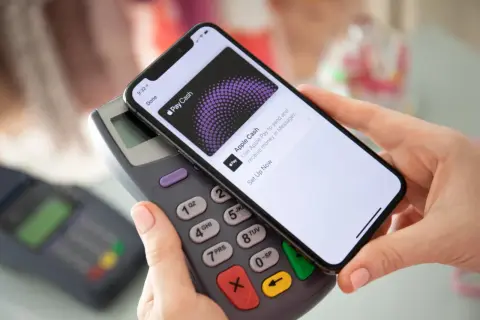 Zbliżasz telefon do terminala, aby zapłacić. To prosty sposób, jak płacić telefonem.
