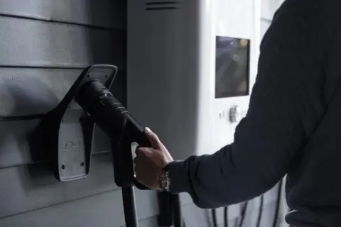 Jak ładować samochód elektryczny w domu - uniknij wysokich kosztów