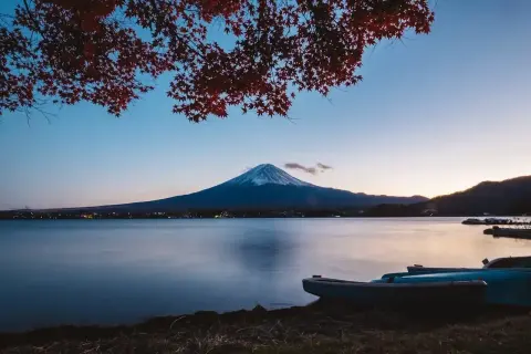 Zachód słońca nad jeziorem z widokiem na Fudżi. Zastanawiasz się, ile się leci do Japonii, by zobaczyć taki widok?