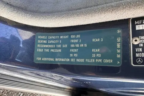 Etichetta con dati veicolo Mercedes: peso, posti, pneumatici e pressioni. Il codice colore Mercedes è integrato nei dati tecnici.