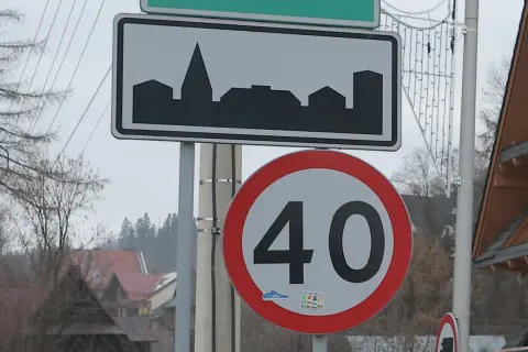 Znak informuje o wjeździe na teren zabudowany. Ograniczenie prędkości do 40 km/h.