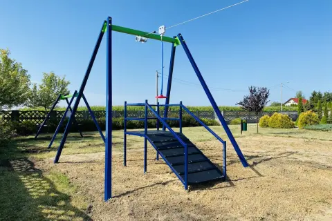 Park linowy w ogrodzie: Zbuduj bezpieczną frajdę dla dzieci!