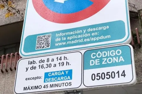 Se puede aparcar en zona verde, excepto carga y descarga. Horario: 8-14h y 16:30-19h. Máximo 45 min. Código de zona 0505014.