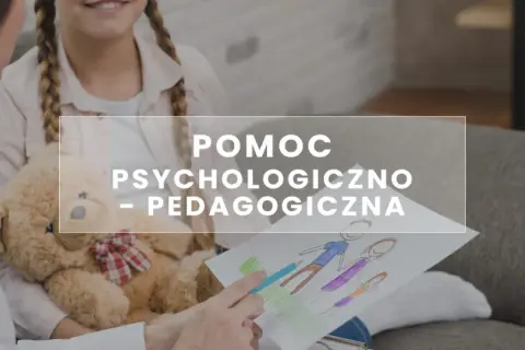 Dziecko z pluszowym misiem i rysunkiem rodziny otrzymuje pomoc psychologiczno pedagogiczną.