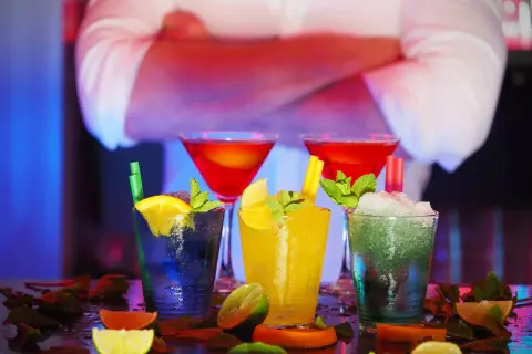 Ile zarabia barman w Turcji? Zaskakujące fakty o wynagrodzeniach