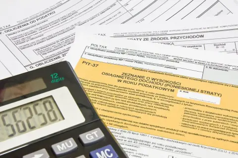 Kalkulator pokazuje 56258 zł. To może być kwota ulgi rehabilitacyjnej 400 zł, która pomniejsza podatek.