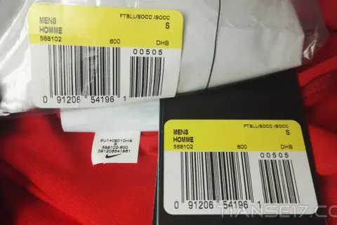 Na metkach Nike widać numer 588102, który pomaga jak sprawdzić numer katalogowy Nike. Jest też kod kreskowy i rozmiar S.