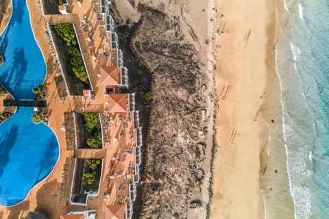 Widok z lotu ptaka na hotel TUI Magic Life Fuerteventura z basenami i plażą. Opinie o tym miejscu są zazwyczaj pozytywne.