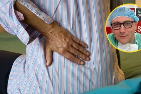 Ból brzucha może wskazywać na problemy z trzustką. Lekarz w czepku operacyjnym wyjaśnia, gdzie jest trzustka u człowieka.