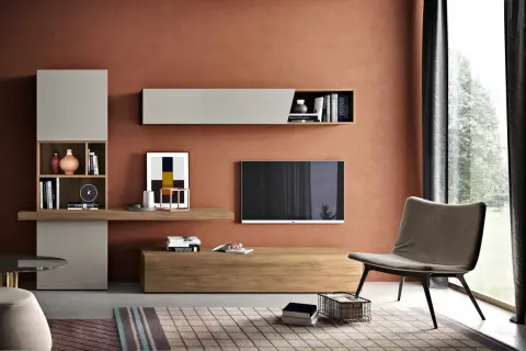 Tavola abbinamento colori: soggiorno moderno con mobili grigi e legno, parete color terracotta, poltrona antracite.