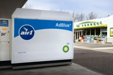 Stacja BP z dystrybutorem AdBlue. Tutaj zatankujesz AdBlue, aby Twój diesel pracował ekologicznie.