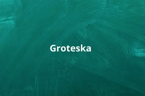 Biały napis "Groteska" na zielonej tablicy. To słowo opisuje coś dziwacznego, absurdalnego, co jest sednem groteski.