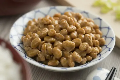 Nattokinaza na co pomaga? Miseczka sfermentowanej soi, czyli natto, bogatej w nattokinazę, która wspiera krążenie.