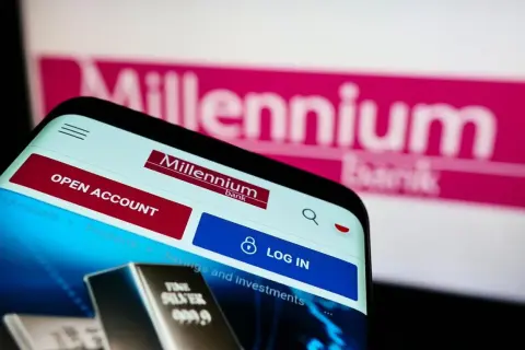 Telefon z aplikacją bankową Millennium. Można otworzyć konto lub się zalogować. Idealne rozwiązanie dla tych, którzy szukają debet Millennium 360.