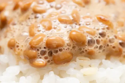 Natto, czyli sfermentowana soja, to popularny element tego, co japończycy jedzą na śniadanie, podawana na ryżu.