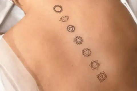 Tatuaż Czakry Serca: Znaczenie, Style i Inspiracje (Anahata)