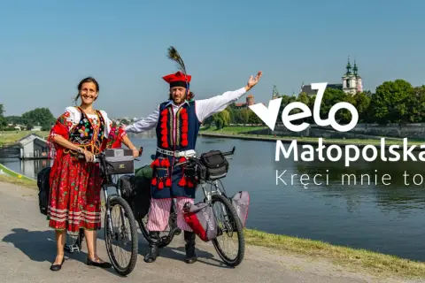 Para w strojach ludowych na rowerach nad Wisłą. Velo Małopolska - kręci mnie to!