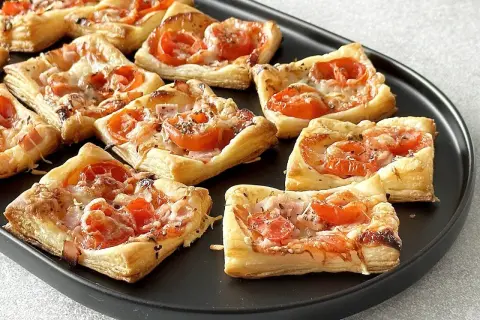 Pizzerinki z ciasta francuskiego z pomidorkami i serem. Idealne na szybką przekąskę.