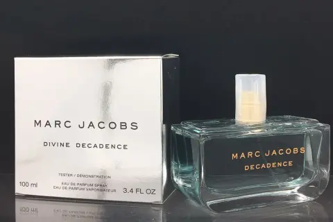 Marc Jacobs Divine Decadence tester, elegancki flakon perfum i srebrne pudełko.