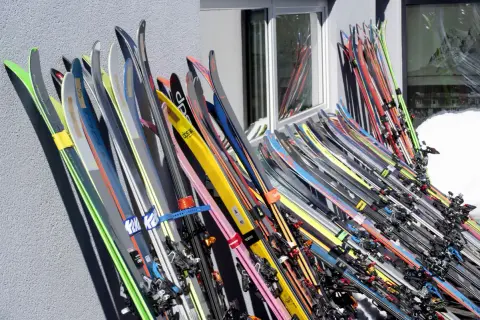 Reihe von Skiern, darunter K2 Wayback 88 Modelle, lehnen an einer Wand. Bunte Modelle für den Test bereit.