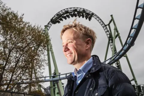 Liseberg vd ler med berg-och-dalbana i bakgrunden.