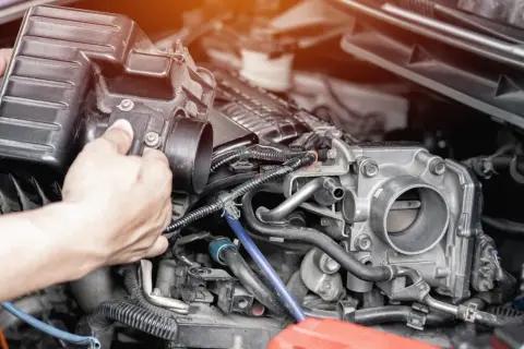 Czy diesel ma przepustnicę? Odkryj kluczowe różnice w silnikach