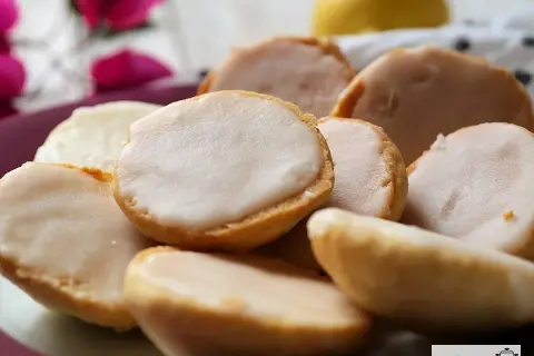 Amerikaner-Rezept: Leckere, glasierte Kekse auf einem Teller, bereit zum Genießen.
