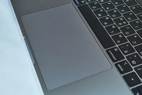 Klawiatura laptopa z szarym touchpadem. Klawisz "command" obok "option" czeka na naciśnięcie, by ctrl f co robić.