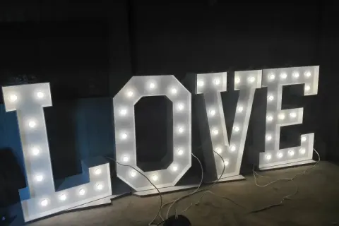 Litery LOVE z podświetleniem, idealne na wynajem na imprezy.