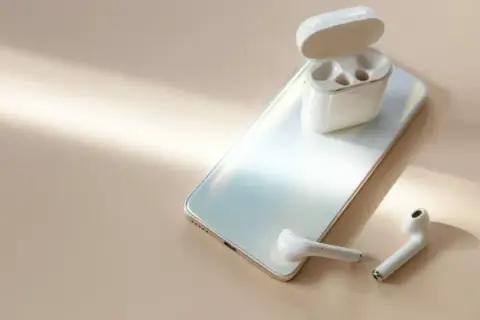 Jakie słuchawki bezprzewodowe do iPhone wybrać, aby nie przepłacać?