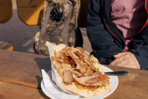 Czy kebab to fast food? Odkryj prawdę o tym popularnym daniu