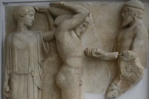 Bas-relief antique représentant des figures de l'atlas mythologie, dont un homme portant une charge sur ses épaules.