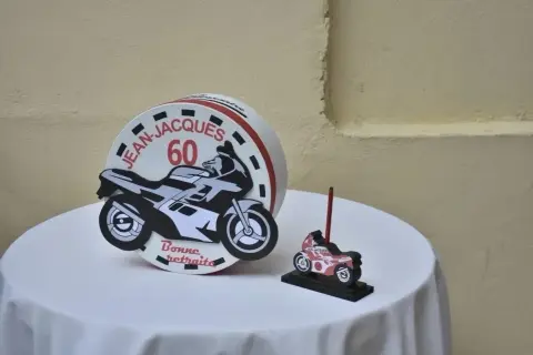 Urne anniversaire moto pour Jean-Jacques, 60 ans et bonne retraite. Une petite moto décore la table.