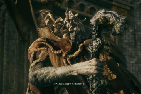 Margit, the Fell Omen z Elden Ring, z rogami i kosturem, groźnie patrzy.