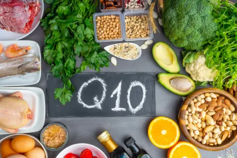 Koenzym Q10 w czym jest? Znajdziesz go w mięsie, rybach, jajach, orzechach, brokułach, awokado i cytrusach.