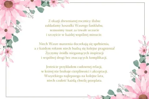Piękne życzenia na rocznicę ślubu, ozdobione delikatnymi różowymi kwiatami.