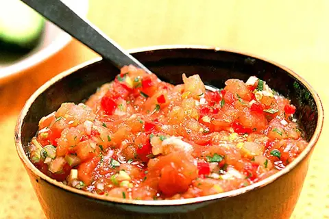 En skål med färsk pico de gallo, en klassisk mexikansk salsa med hackade tomater, lök, chili och koriander.