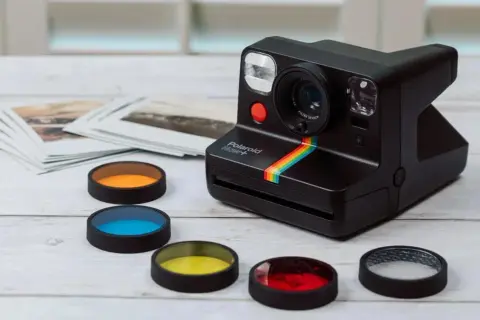 Aparat jak Polaroid? Instax vs Polaroid co wybrać i ile kosztuje?