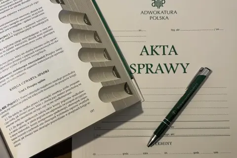 Księga spadkowa i dokumenty prawne, gotowe do przekazania spadkobiercy.