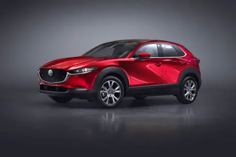 Röd Mazda CX-30 hybrid i studio. En elegant SUV redo för en provkörning.