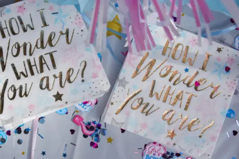 Tovaglioli a tema "How I wonder what you are?" per un baby shower, con stelle rosa e azzurre. Perfetti per creare l'atmosfera giusta con le canzoni per baby shower.
