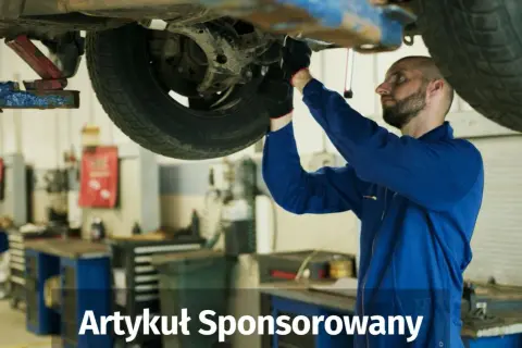 Mechanik w warsztacie sprawdza zawieszenie auta. Dowiedz się, ile trwa ustawienie zbieżności kół.