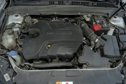 Silnik Duratorq 2.0 TDCI w Fordzie Mondeo MK5. Widoczny akumulator, zbiornik płynu chłodniczego i elementy układu dolotowego.